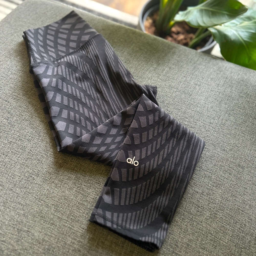 Alo Yoga Black Gray Geometric Running Capri Leggings Workout/Active/Lounge